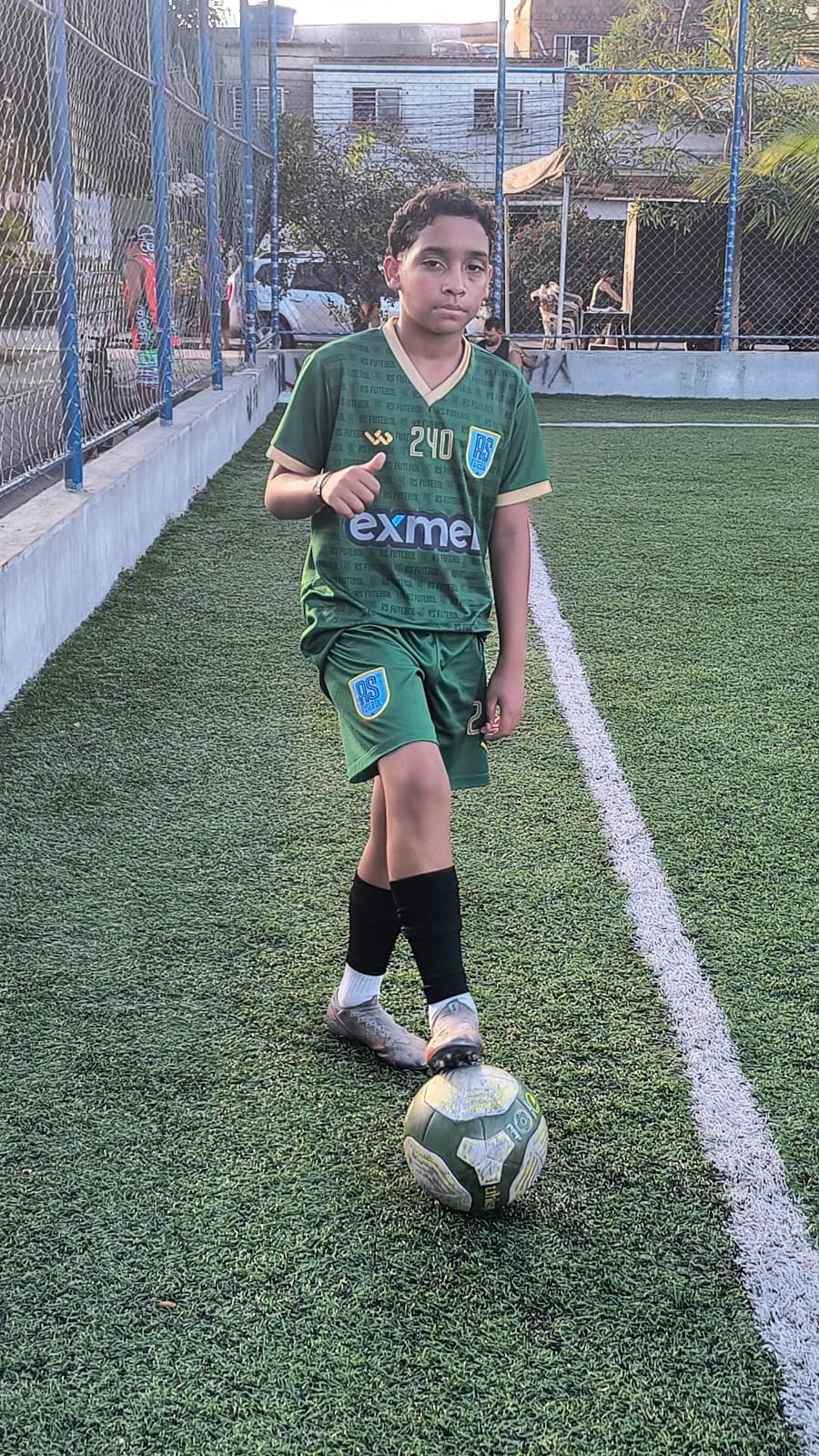 João Marcelo com a bola e a camisa 240 do RS Futebol