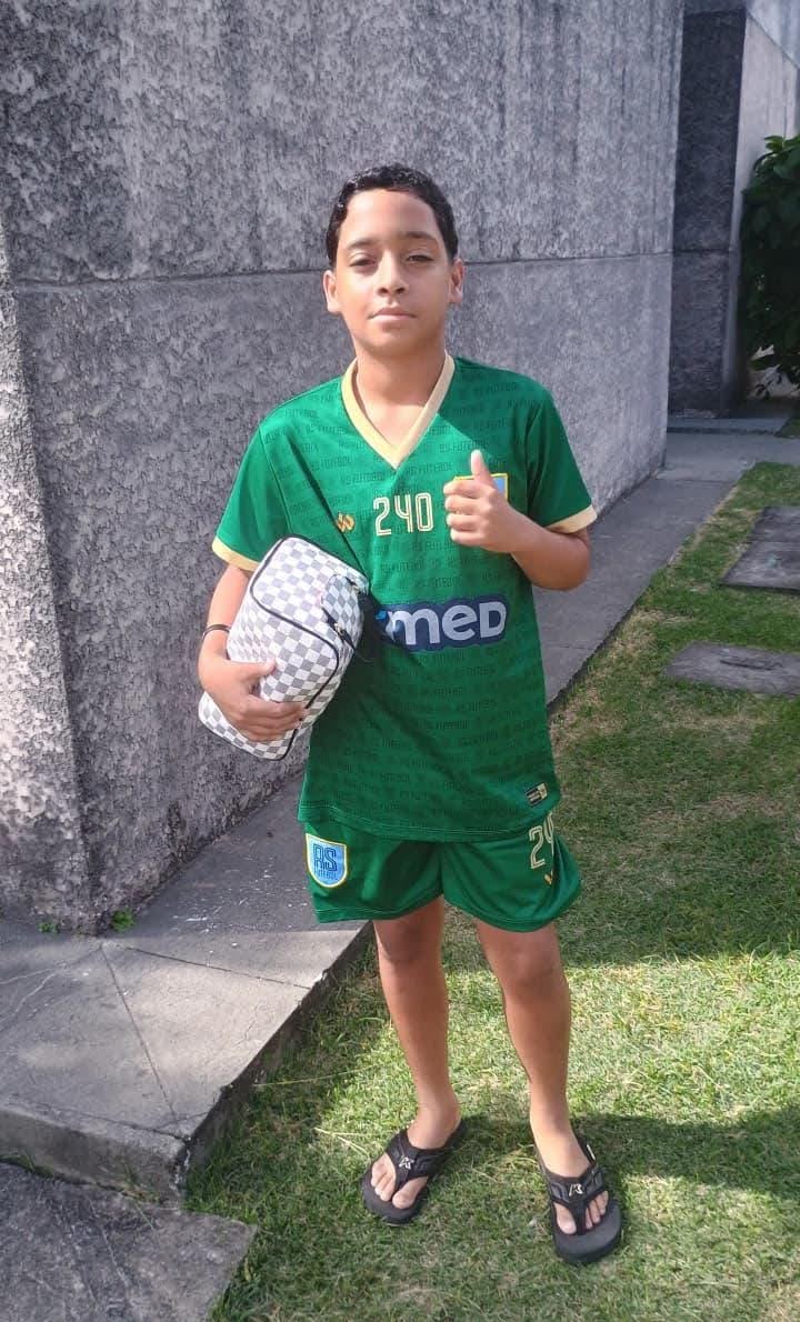João Marcelo com a camisa do RS Futebol fora de campo