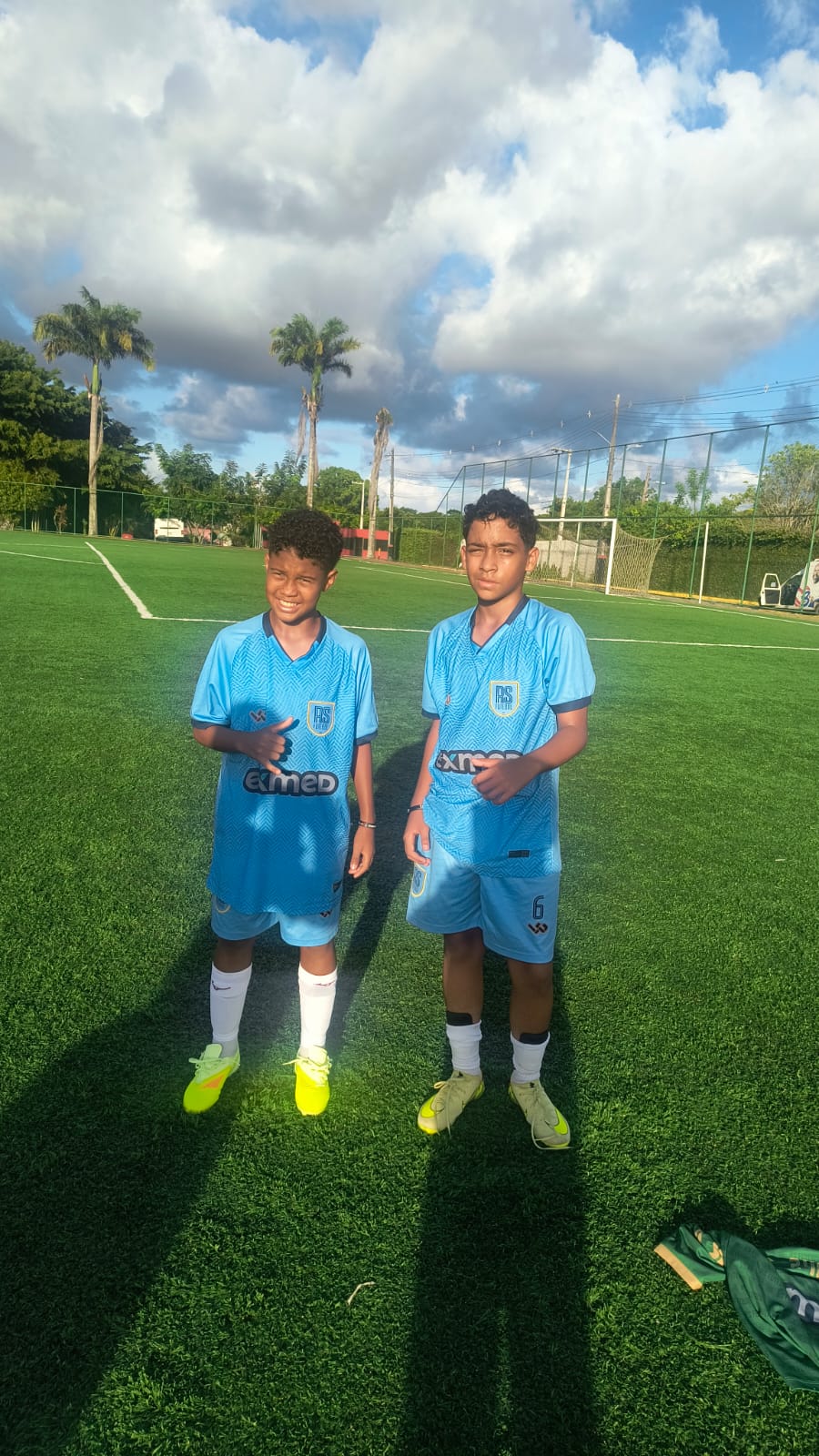 João Marcelo e companheiro com a camisa azul do RS Futebol