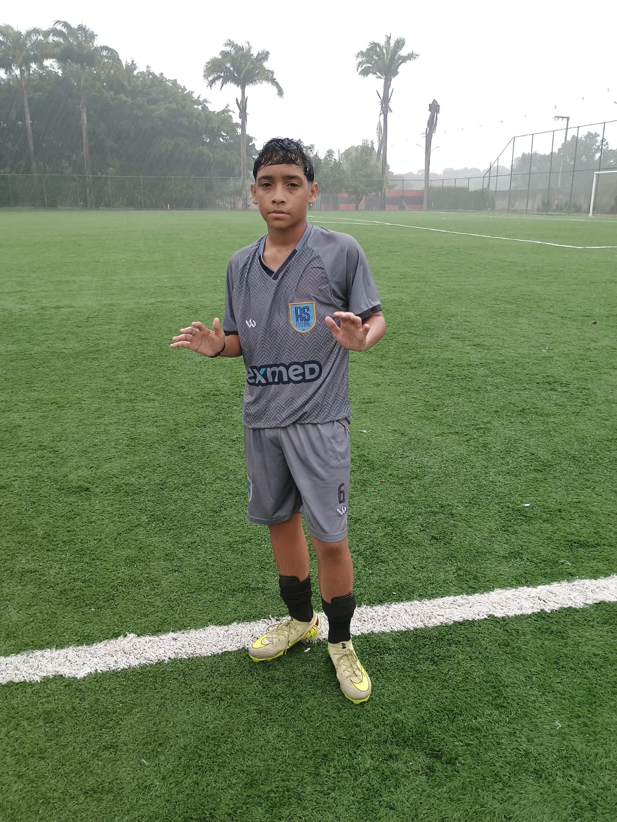 João Marcelo em campo com o uniforme cinza do RS Futebol