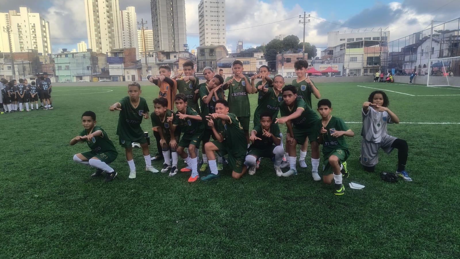 Equipe do RS Futebol posando no campo