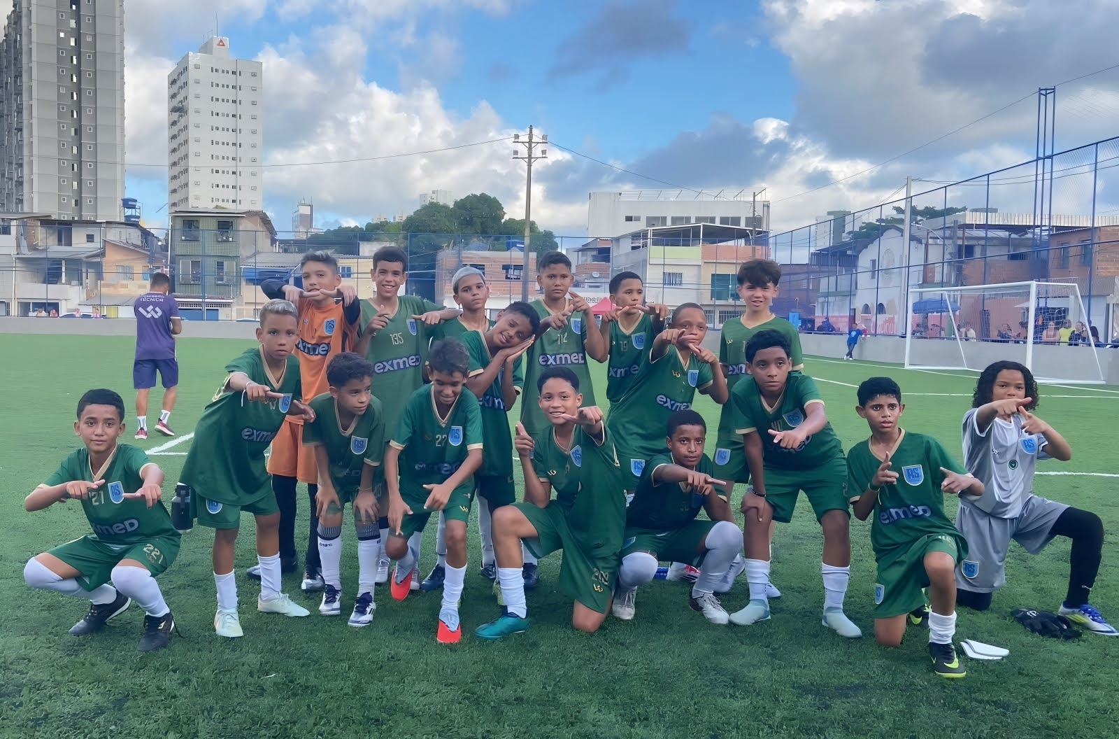 Equipe do RS Futebol reunida no gramado
