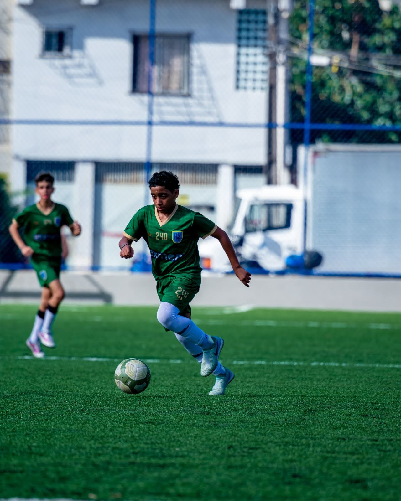 João Marcelo conduzindo a bola com a camisa verde do RS Futebol